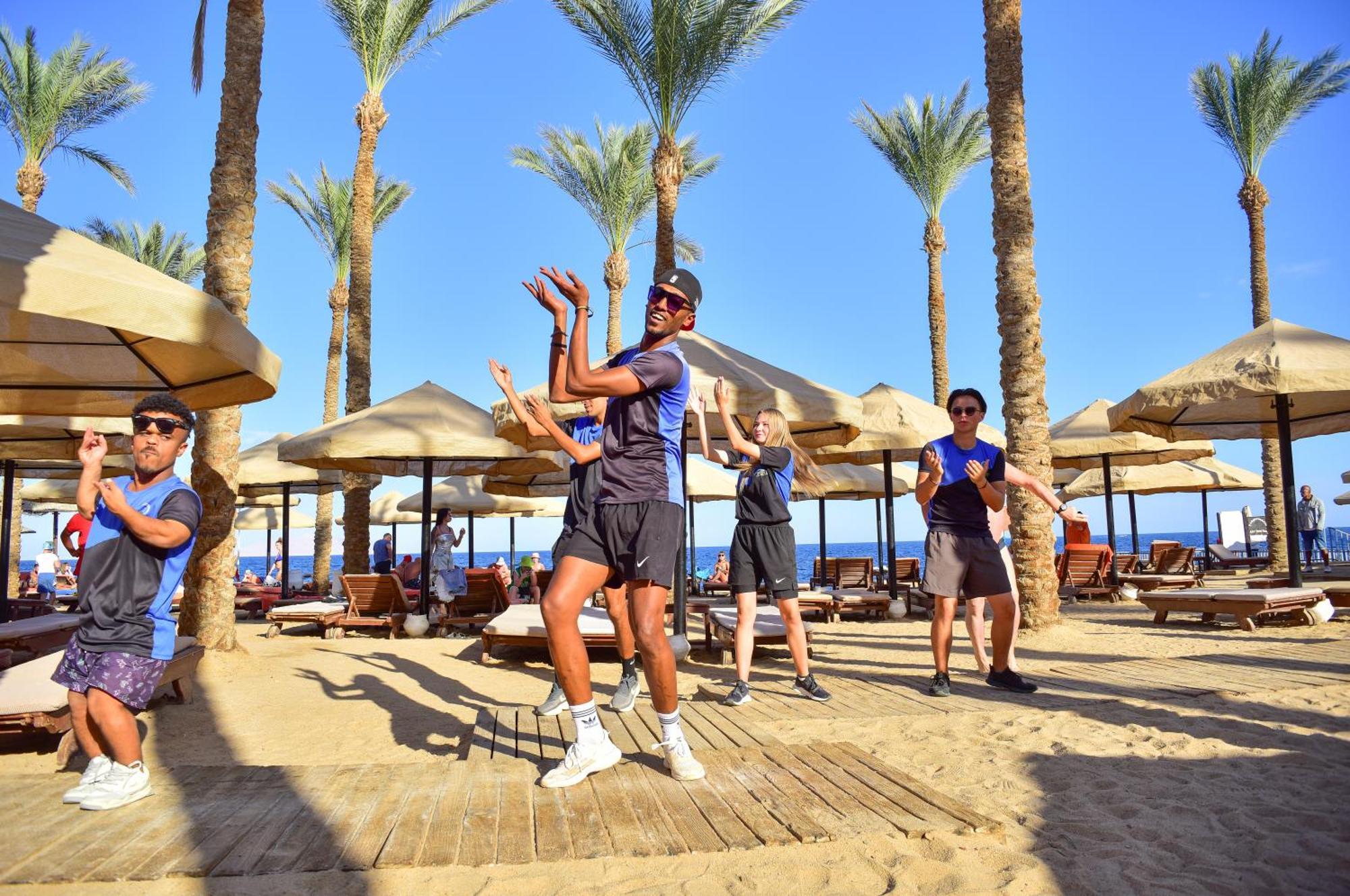 The Grand Hotel Sharm El Sheikh Luaran gambar Animation team at a resort in Egypt
